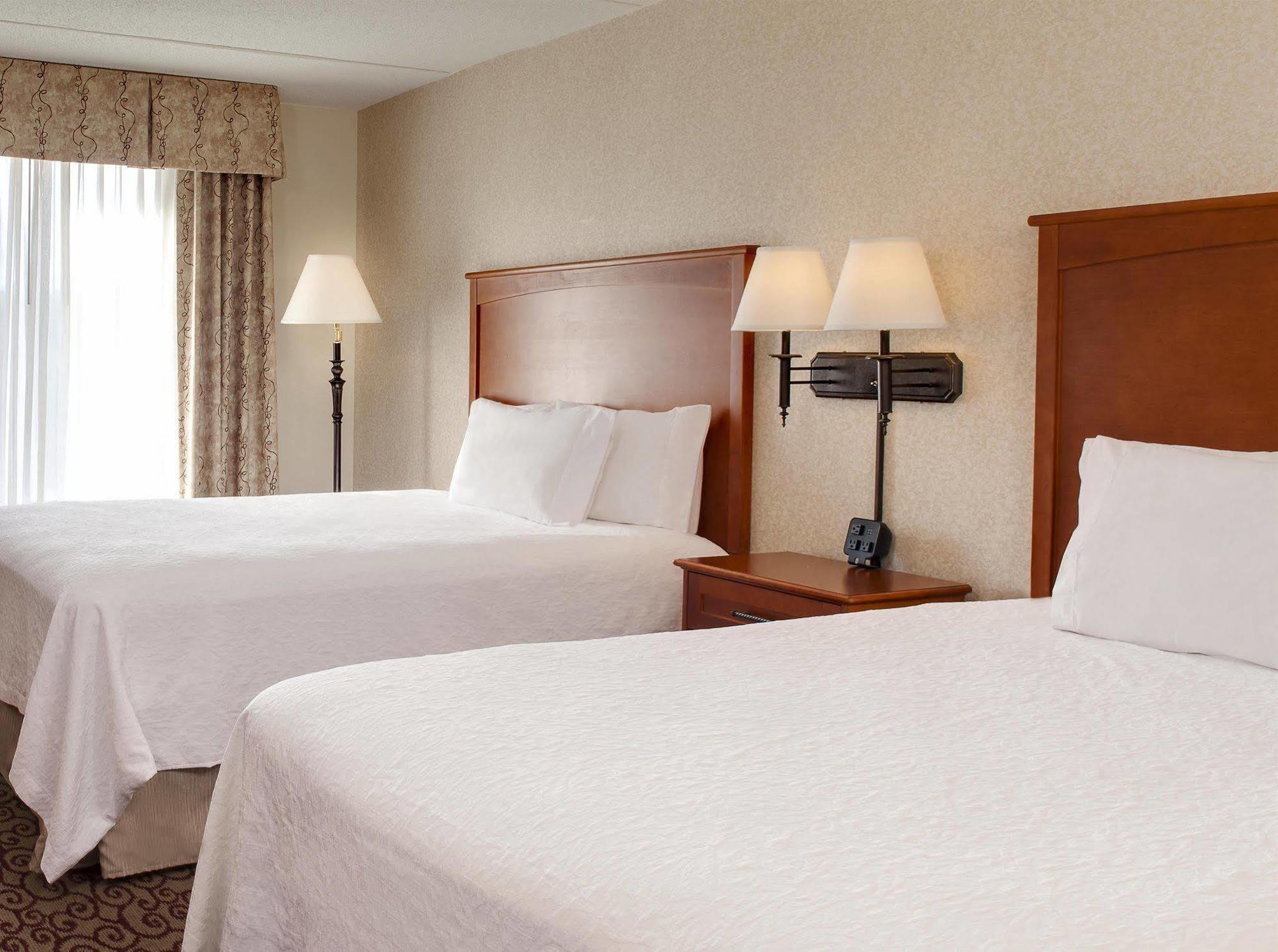Hampton Inn Dubuque Exterior foto